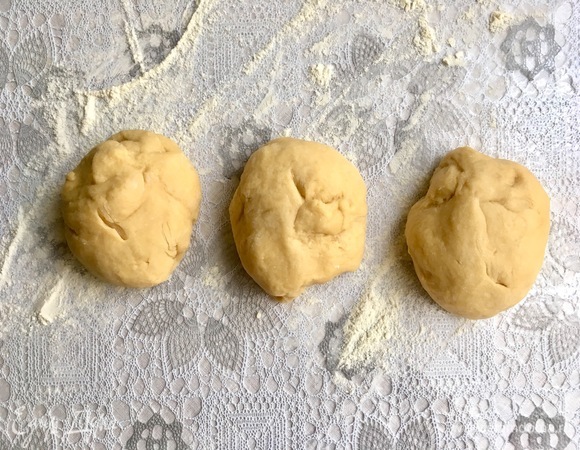 Подошедшее тесто делим на 3 части.