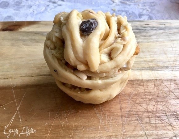 Закрутить спиралью одну половинку рулета к середине. Вторую половинку закрутить, поднимая и укладывая поверх первой.