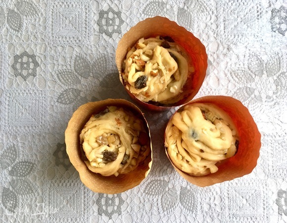 Аккуратно поместить куличи в формы, накрыть пищевой пленкой и оставить на расстойку на 1 час. Выпекать при 180°C 35–40 минут.