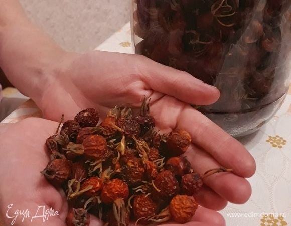 Ошпариваем кипятком термос и всыпаем 4–5 столовых ложек сушеных ягод шиповника.