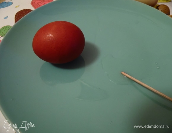 Кончик тонкой деревянной палочки опустить в лимонный сок.