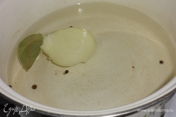 В кастрюлю налить 1 л воды, положить очищенный лук, перец горошком и лавровый лист. Нагреть до горячего состояния.