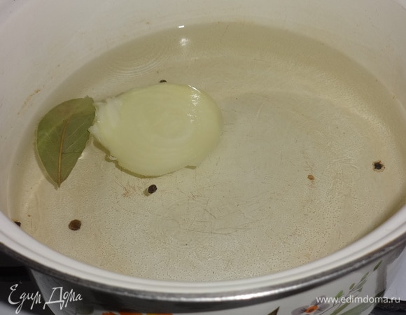 В кастрюлю налить 1 л воды, положить очищенный лук, перец горошком и лавровый лист. Нагреть до горячего состояния.