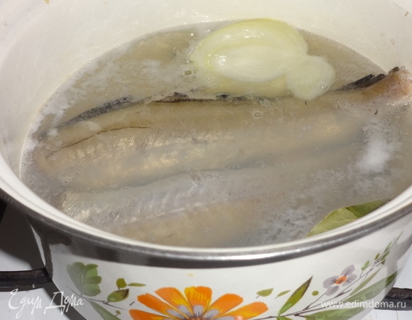 Положить в кастрюлю минтай, довести до кипения и варить до готовности (10–12 мин.) на среднем огне. За несколько минут до готовности посолить.