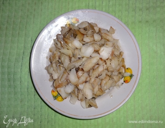 Готовую рыбу вынуть из бульона, остудить. Удалить косточки и разобрать на небольшие кусочки.