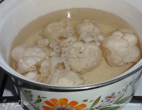 В кипящую подсоленную воду выложить соцветия цветной капусты и отварить до готовности.