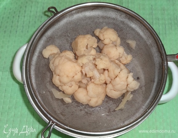 Цветную капусту откинуть на дуршлаг и остудить.