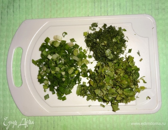 Зеленый лук, кинзу, укроп вымыть, обсушить, мелко нарезать.