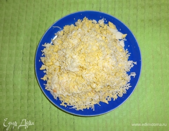 Яйца сварить вкрутую, остудить. Яйца почистить и натереть на мелкой терке.