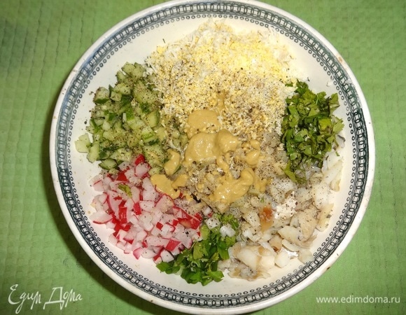 Выложить нарезанные продукты, кроме укропа, в миску. Посолить, поперчить, добавить горчицу, перемешать.