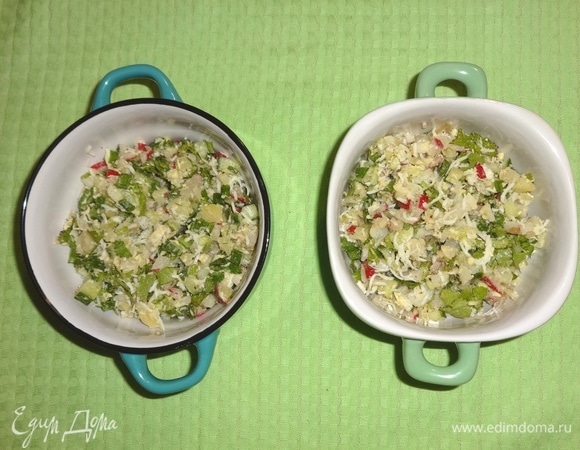 Разложить окрошечную массу по тарелкам.