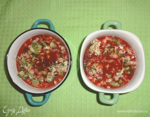 Залить охлажденным овощным соком.