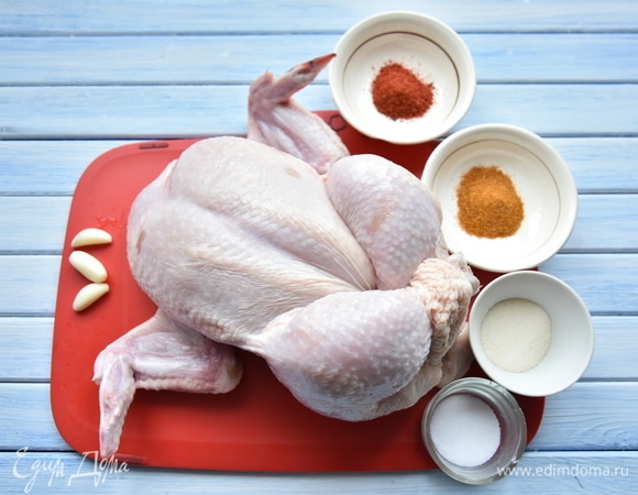Подготовить необходимые продукты. В качестве специй можно использовать готовую смесь приправ для курицы.
