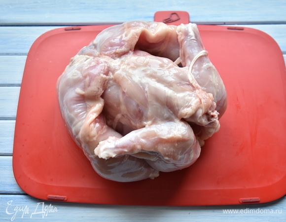 С тушки снять кожу и срезать жир.