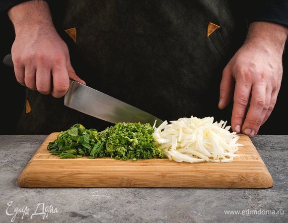 Лук нарежьте соломкой, измельчите петрушку и мяту.