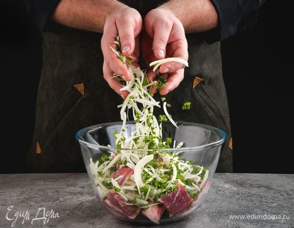 Переложите мясо в глубокую миску, добавьте лук и зелень.