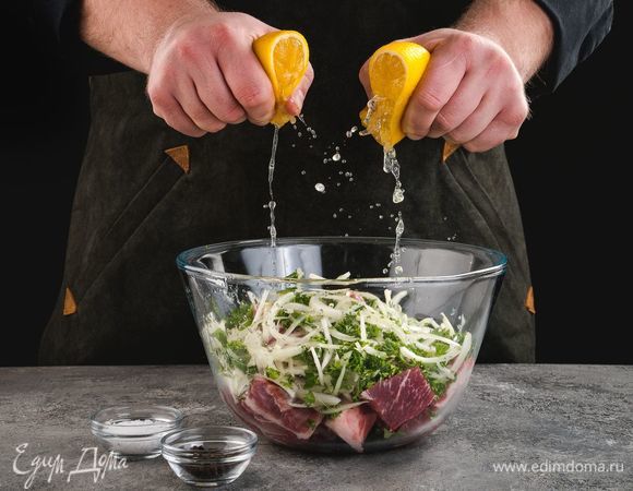 Сбрызните все соком лимона, добавьте соль и перец, хорошо перемешайте. Оставьте мясо в получившемся маринаде минимум на 2 часа.