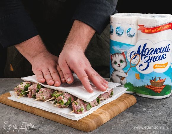 Замаринованное мясо насадите на деревянные шампуры и промокните бумажным полотенцем ТМ «Мягкий знак» остатки маринада.