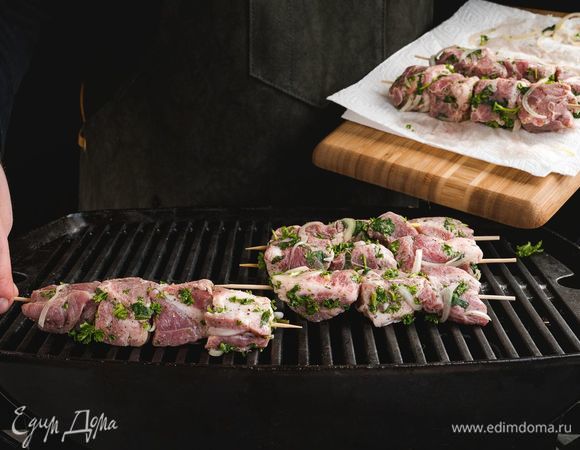 Пожарьте шашлык на мангале или на гриле до готовности, периодически переворачивая.