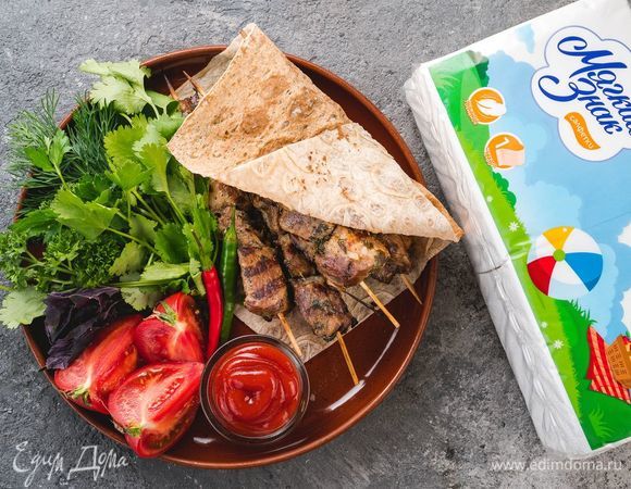 Ароматный сочный шашлык готов, самое время насладиться отдыхом на природе! А о чистоте рук позаботятся салфетки ТМ «Мягкий знак». Приятного аппетита!