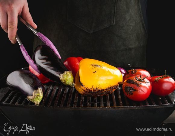 Поместите овощи на решетку-гриль или на шампуры и запекайте до готовности, не забывая переворачивать.