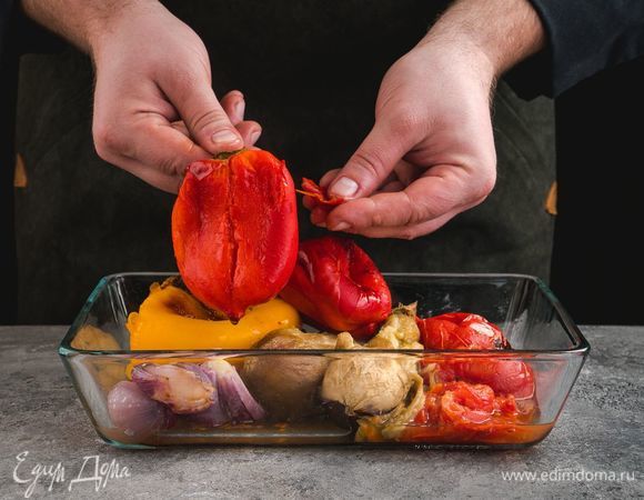 Готовые овощи остудите, снимите кожицу, перец очистите от семян.