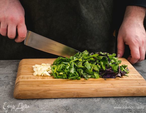 Измельчите подготовленную зелень и чеснок.