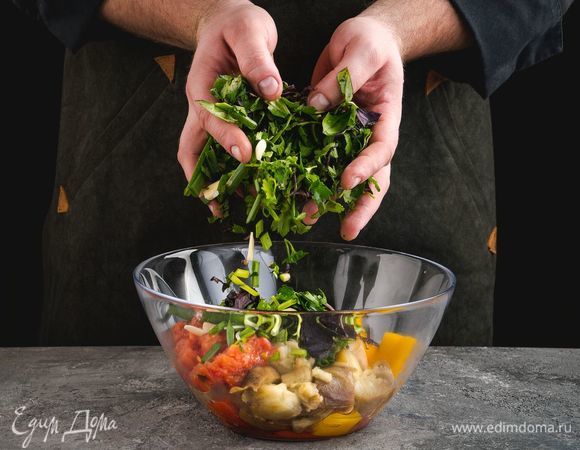 Все овощи нарежьте крупными кусочками, переложите в большую чашу, добавьте рубленую зелень и чеснок.