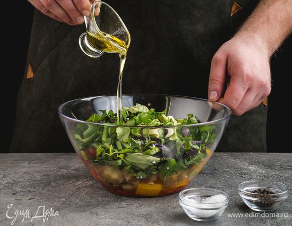 Осталось лишь заправить аджапсандали оливковым маслом, солью и перцем.