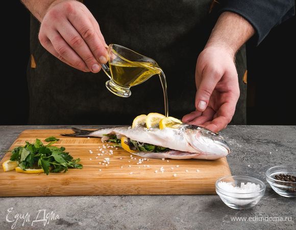 Посыпьте рыбу солью и перцем, полейте оливковым маслом, оставьте на 20 минут.