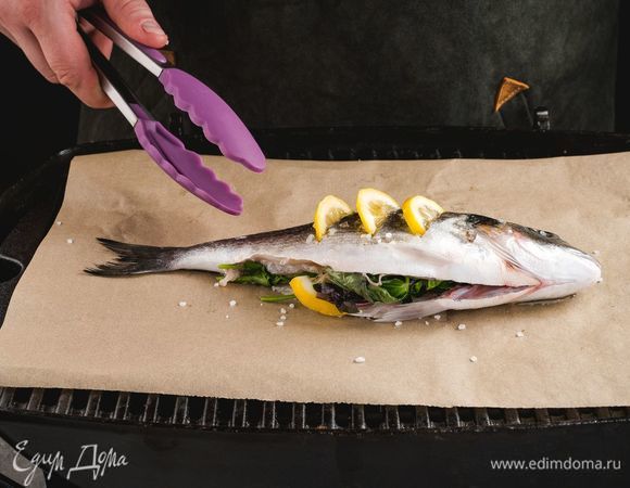 Обжарьте рыбу на гриле до готовности с двух сторон. При необходимости гриль можно выстелить пергаментом.