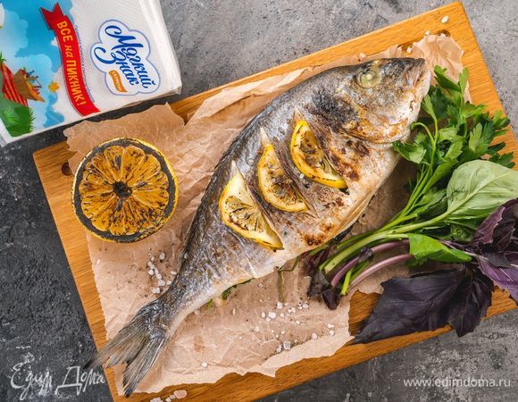 Подать рыбу можно с соусом из сметаны и зелени. Пальчики оближешь! А чтобы они всегда оставались чистыми, используйте салфетки ТМ «Мягкий знак». Приятного аппетита!