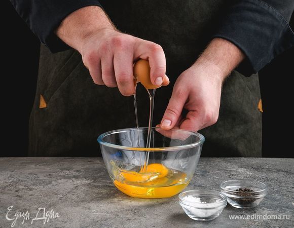 Яйца разбейте в миску, размешайте вилкой, добавьте соль и перец.