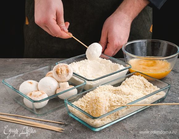 В отдельные емкости высыпьте панировочные сухари и муку. Шампиньоны окуните в яичную смесь, затем обваляйте в муке, затем еще раз окуните в яичную смесь и потом обваляйте в панировочных сухарях.