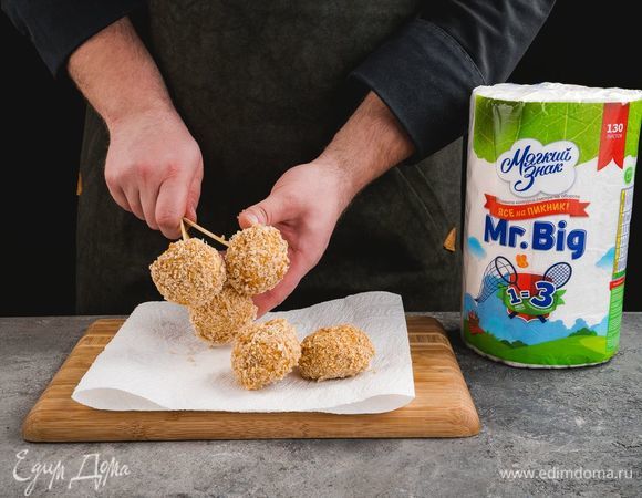 Готовые шампиньоны в кляре выложите на бумажное полотенце ТМ «Мягкий знак», чтобы удалить лишний жир.