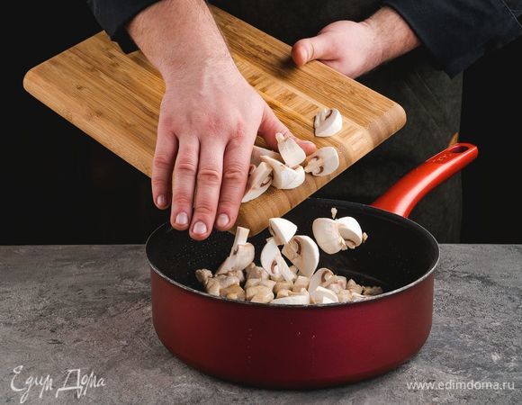 Обжарьте филе на растительном масле до румяной корочки. Добавьте к курице нарезанные шампиньоны и продолжайте обжаривать до готовности.