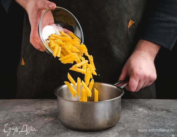 Отварите макароны в подсоленной воде.