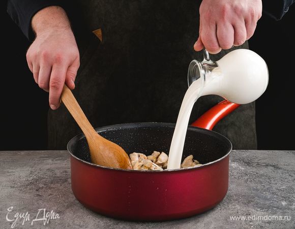Влейте в сковороду сливки.