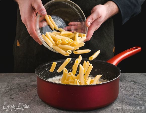 Посолите, поперчите курицу с шампиньонами по вкусу. Добавьте отваренную пасту в сковороду к курице, перемешайте.