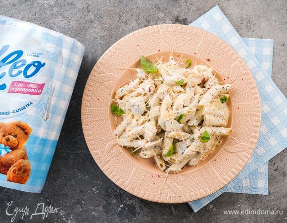 Настоящая итальянская паста готова, можно подавать к столу, посыпав ее тертым сыром и украсив листиками базилика. Для такого блюда нужно создать правильную атмосферу, и в этом нам помогут салфетки Kleo. Застелите стол скатертью, выложите салфетки Kleo, а сверху поставьте тарелки с аппетитной пастой. Можно зажечь свечи и устроить романтический ужин, а можно таким образом оформить семейный обед — выбор за вами. Приятного аппетита!