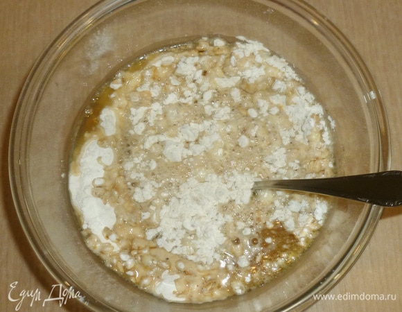 Сделать в муке «колодец» и влить воду, одновременно размешивая тесто вилкой. Замесить тесто, накрыть полотенцем и оставить на 1 час.