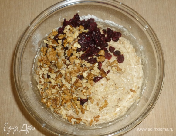 Вмешать в тесто орехи и клюкву, оставить еще на 1 час.