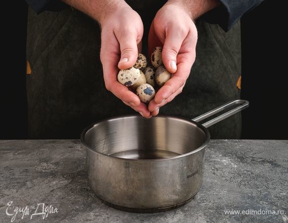 Отварите и очистите перепелиные яйца, разрежьте пополам.