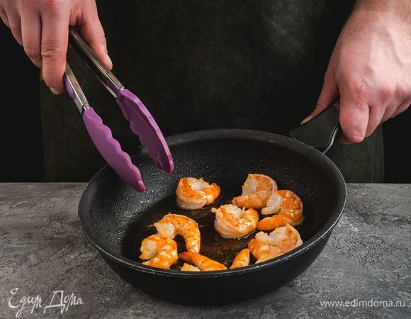 Очищенные креветки обжарьте на оливковом масле в течение пары минут.