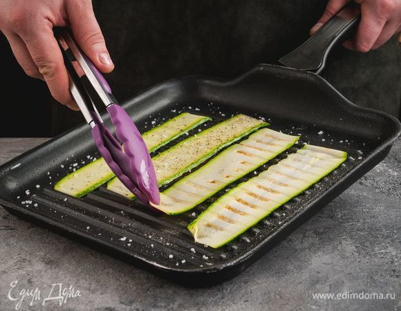 Слегка обжарьте на сковороде-гриль, посолите и поперчите по вкусу.