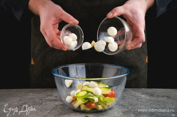 В салатник положите нарезанные авокадо и черри, цукини. Добавьте моцареллу и очищенные перепелиные яйца.