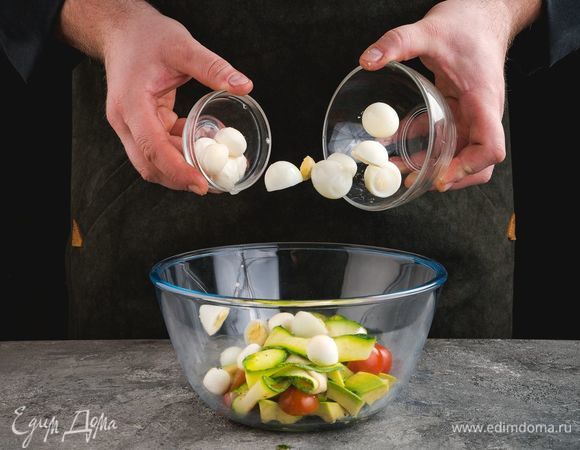 В салатник положите нарезанные авокадо и черри, цукини. Добавьте моцареллу и очищенные перепелиные яйца.