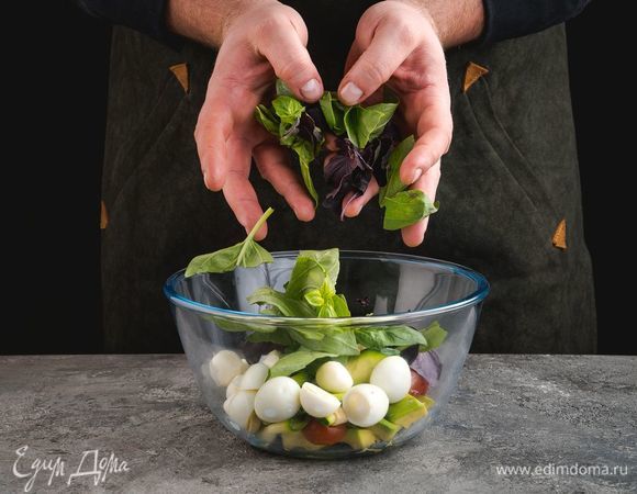 Добавьте в салат листья базилика.