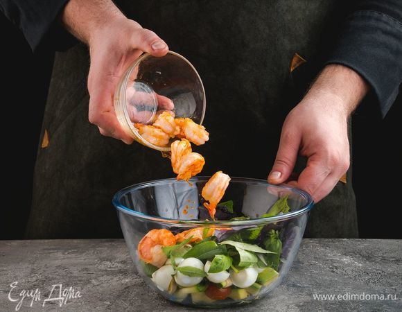 Добавьте креветки.