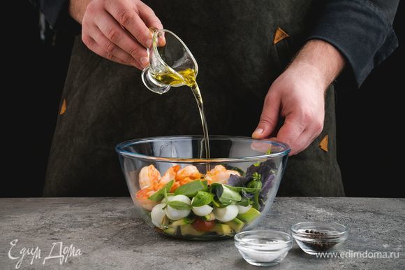 Заправьте салат оливковым маслом, посолите и поперчите по вкусу. Все перемешайте.